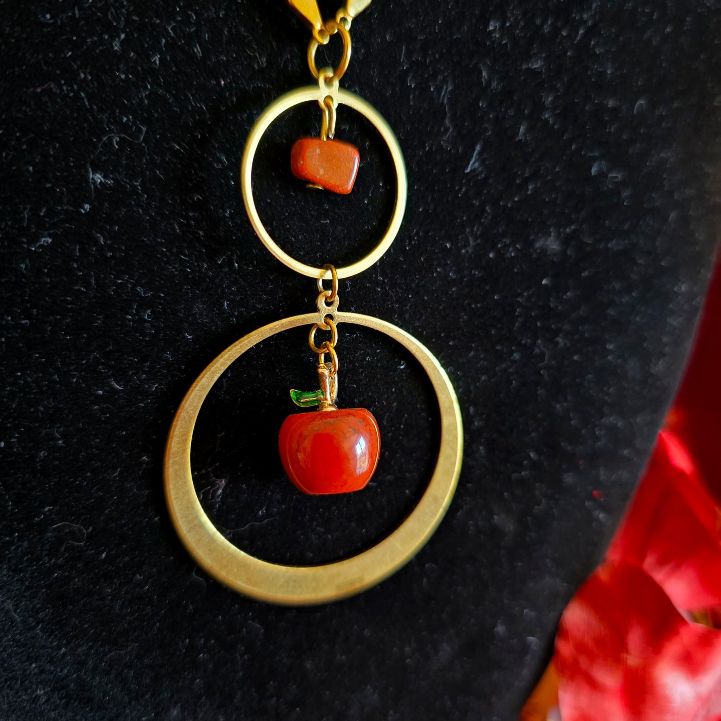 Idunn - Collier Art Nouveau anneaux laiton doré chaîne acier inoxydable et pommes jaspe rouge - Les Rouages du Temps