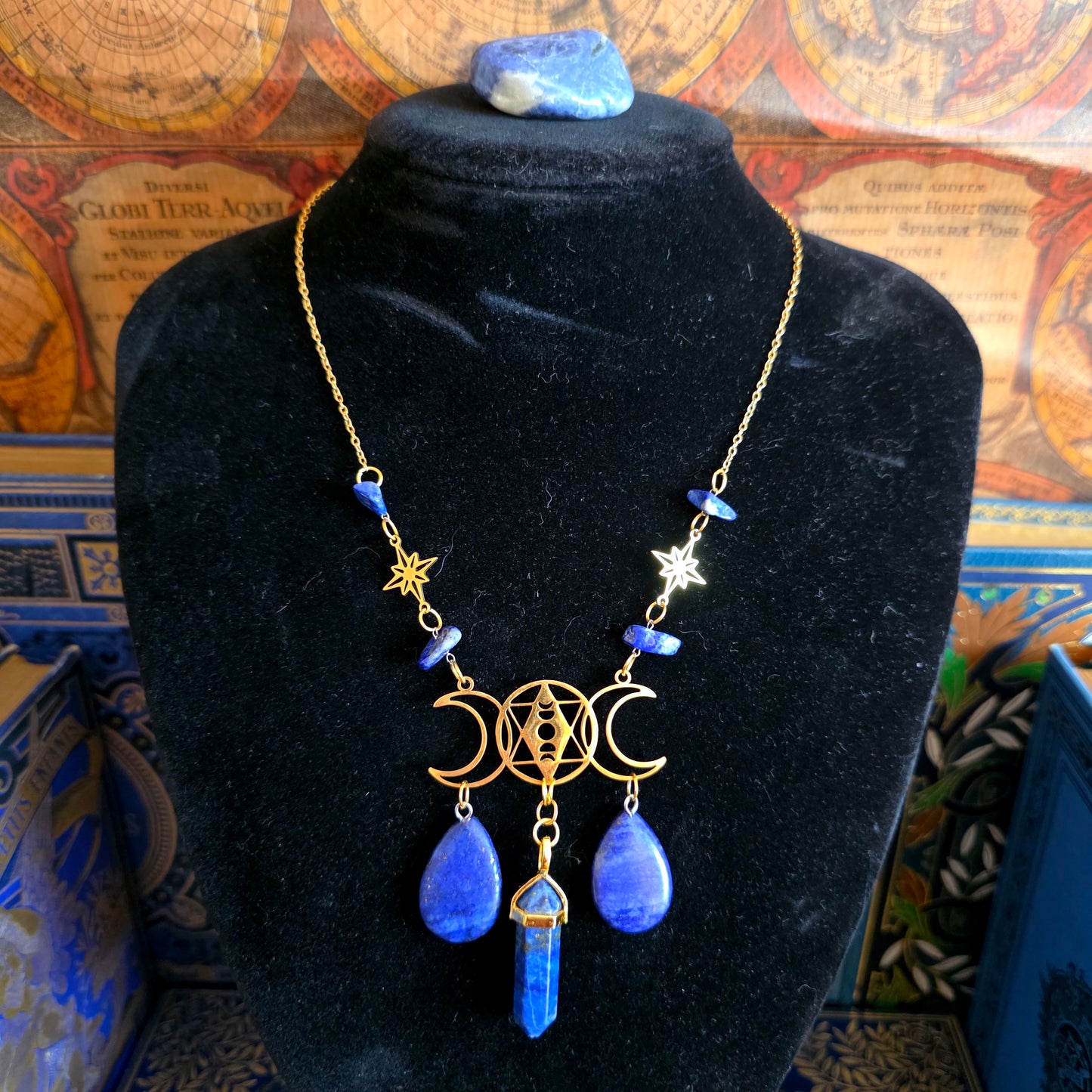 Séléné - Collier Wicca - ésotérique acier inoxydable lunes étoiles, pierres de lapis lazuli - Les Rouages du Temps