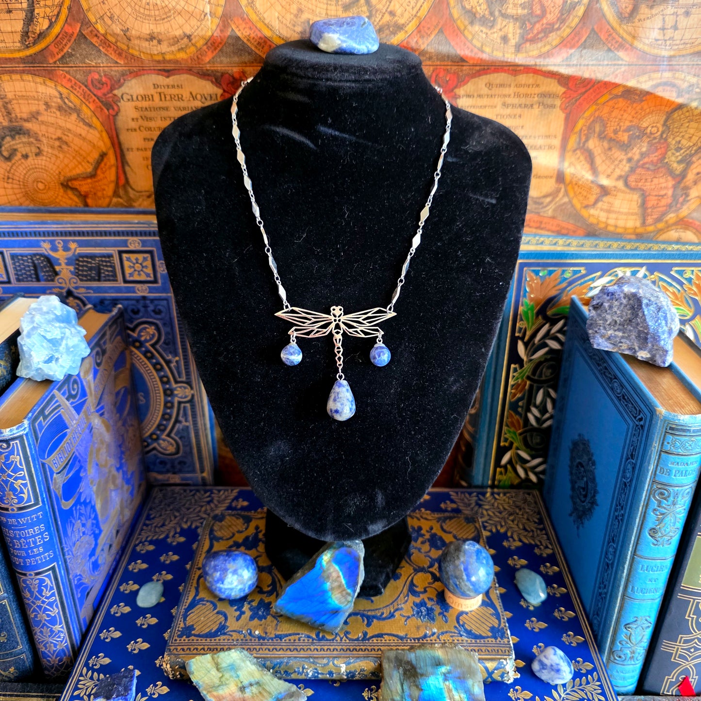 Dragonfly - Collier univers Fée - acier inoxydable libellule - pierres de sodalite - Les Rouages du Temps