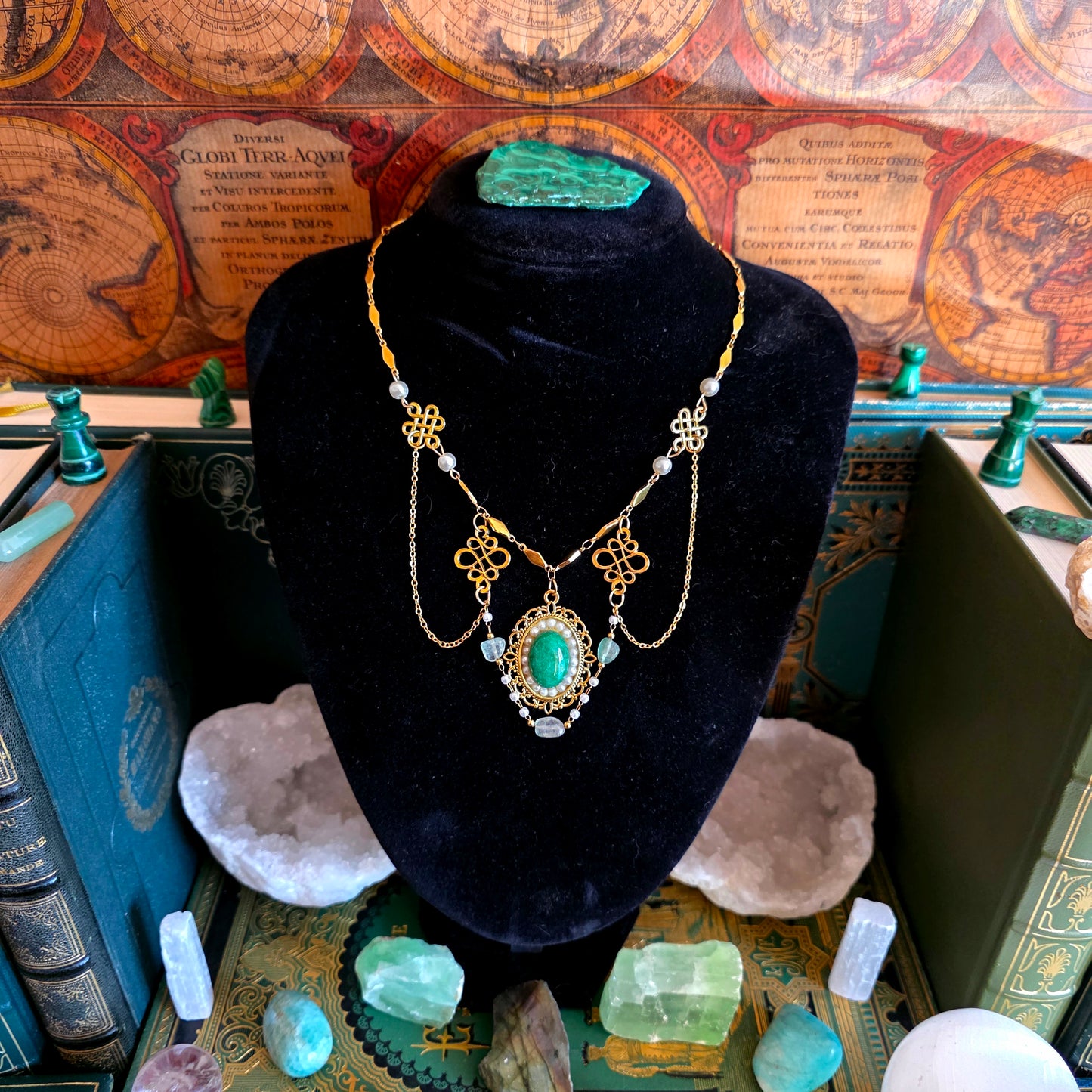 Elizabeth - Collier Renaissance - Préraphaélisme - Médiéval acier inoxydable et métal doré, pierres d'aventurine et jade, perles - Les Rouages du Temps