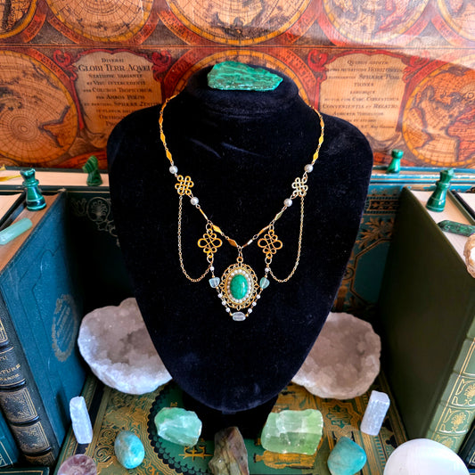 Elizabeth - Collier Renaissance - Préraphaélisme - Médiéval acier inoxydable et métal doré, pierres d'aventurine et jade, perles - Les Rouages du Temps