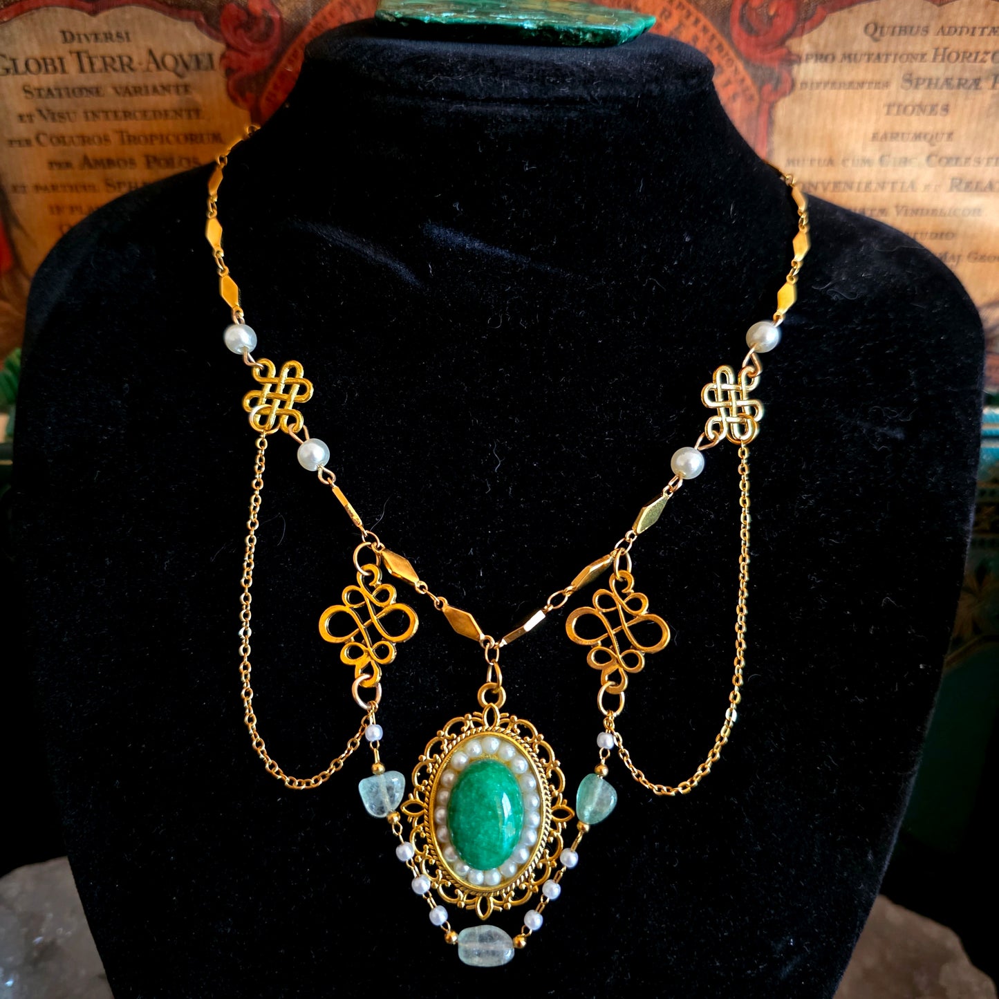Elizabeth - Collier Renaissance - Préraphaélisme - Médiéval acier inoxydable et métal doré, pierres d'aventurine et jade, perles - Les Rouages du Temps