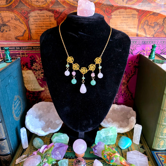 Chloris - Collier Art Nouveau - féérique, roses en acier inoxydable, pierres de quartz rose et aventurine - Les Rouages du Temps