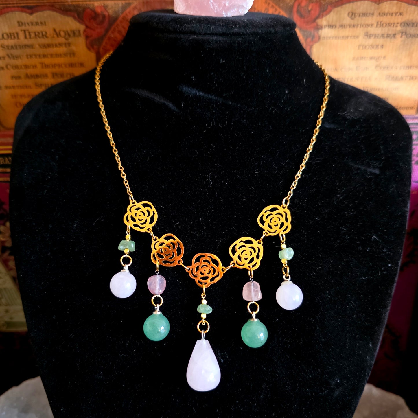 Chloris - Collier Art Nouveau - féérique, roses en acier inoxydable, pierres de quartz rose et aventurine - Les Rouages du Temps