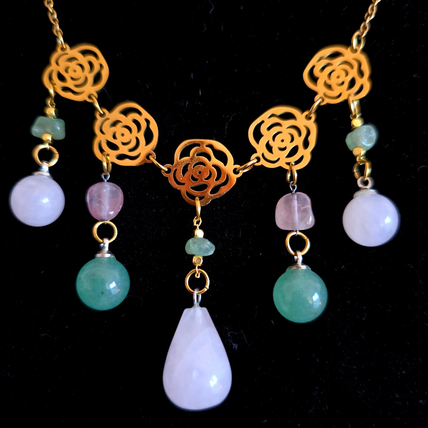 Chloris - Collier Art Nouveau - féérique, roses en acier inoxydable, pierres de quartz rose et aventurine - Les Rouages du Temps