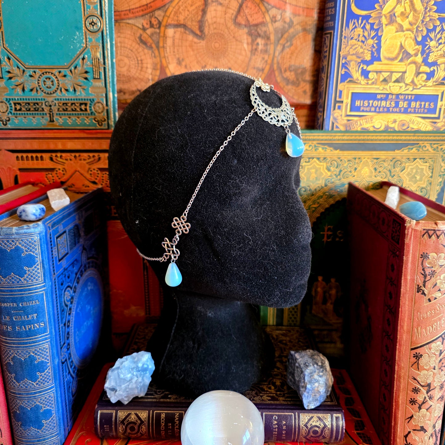 Séléné - Tiare lune et noeuds celtiques argentée - opalites - Les Rouages du Temps