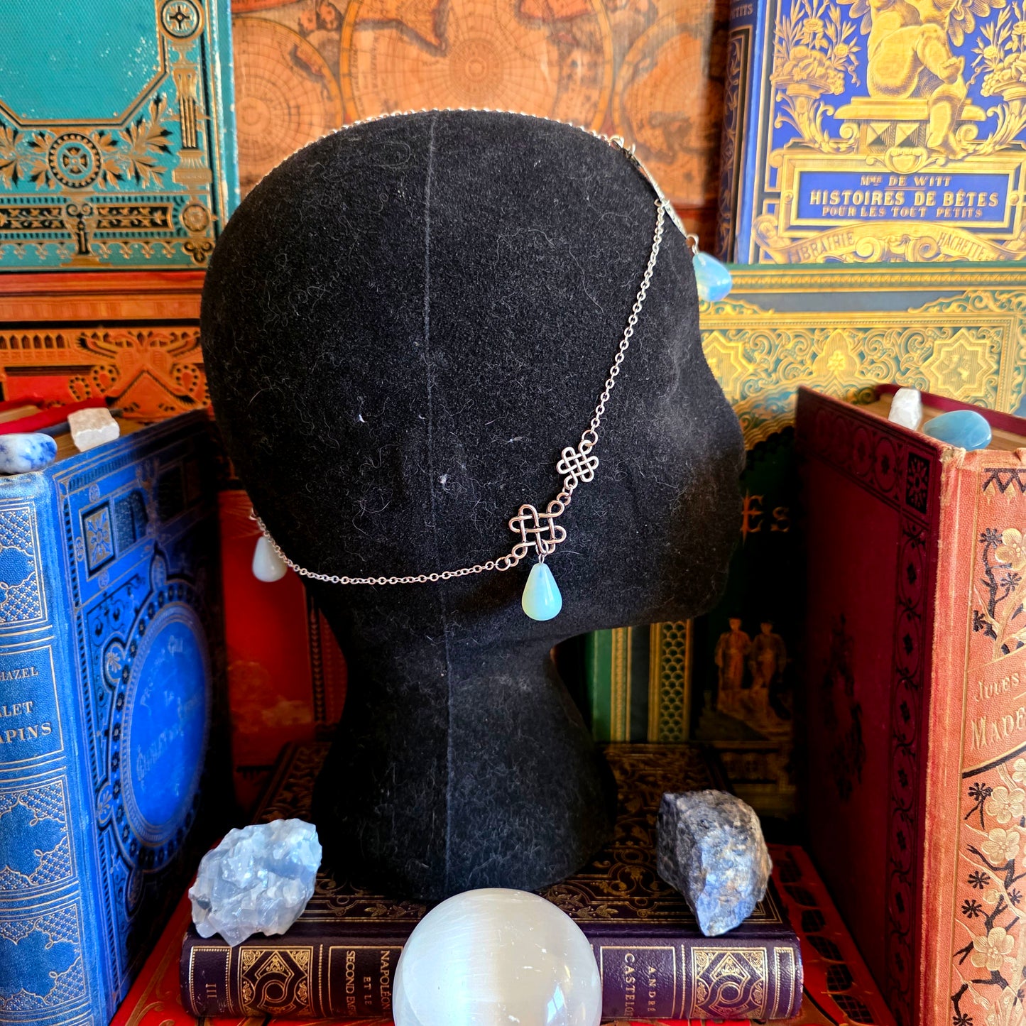 Séléné - Tiare lune et noeuds celtiques argentée - opalites - Les Rouages du Temps