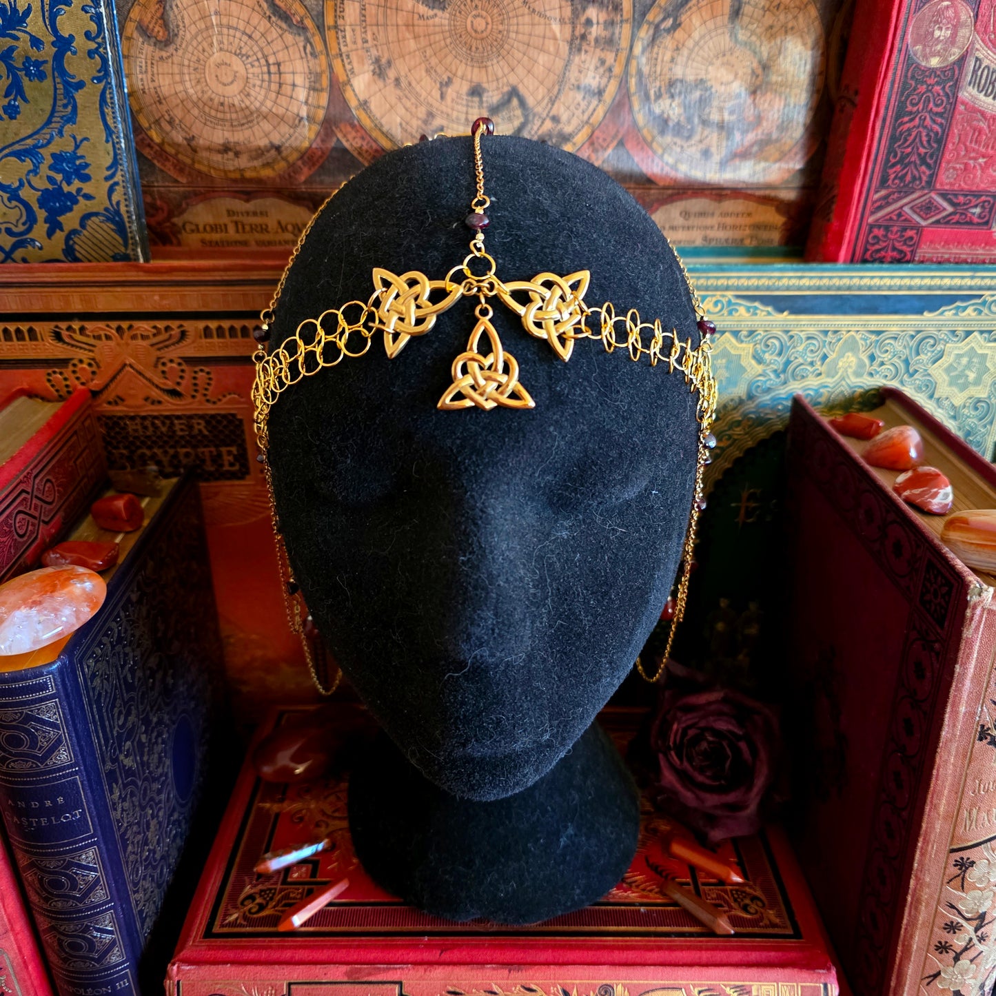 Aliénor - Tiare univers médiéval fantasy dorée acier inoxydable métal cotte de maille noeud celtique - pierres de grenat et cornaline - Les Rouages du Temps