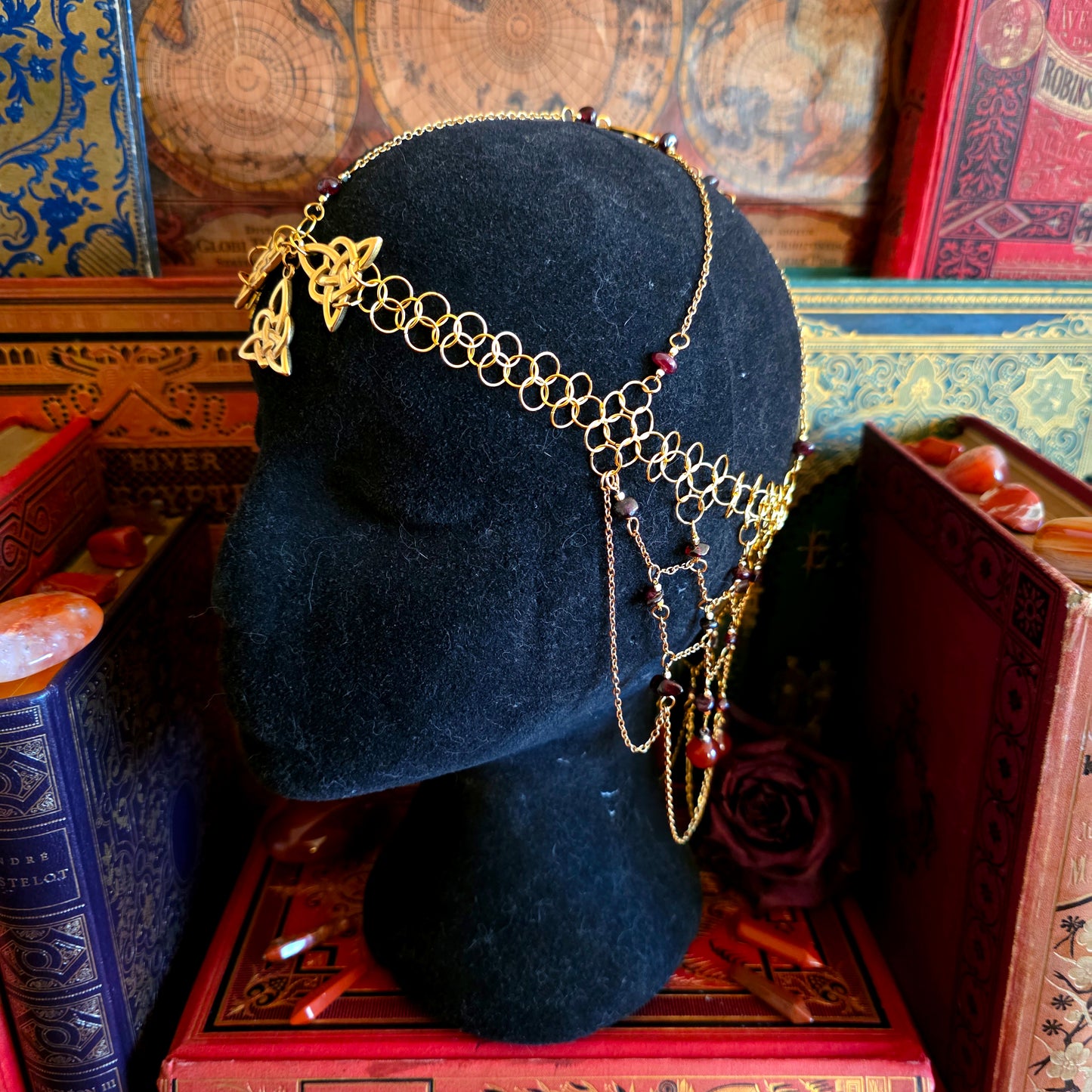 Aliénor - Tiare univers médiéval fantasy dorée acier inoxydable métal cotte de maille noeud celtique - pierres de grenat et cornaline - Les Rouages du Temps