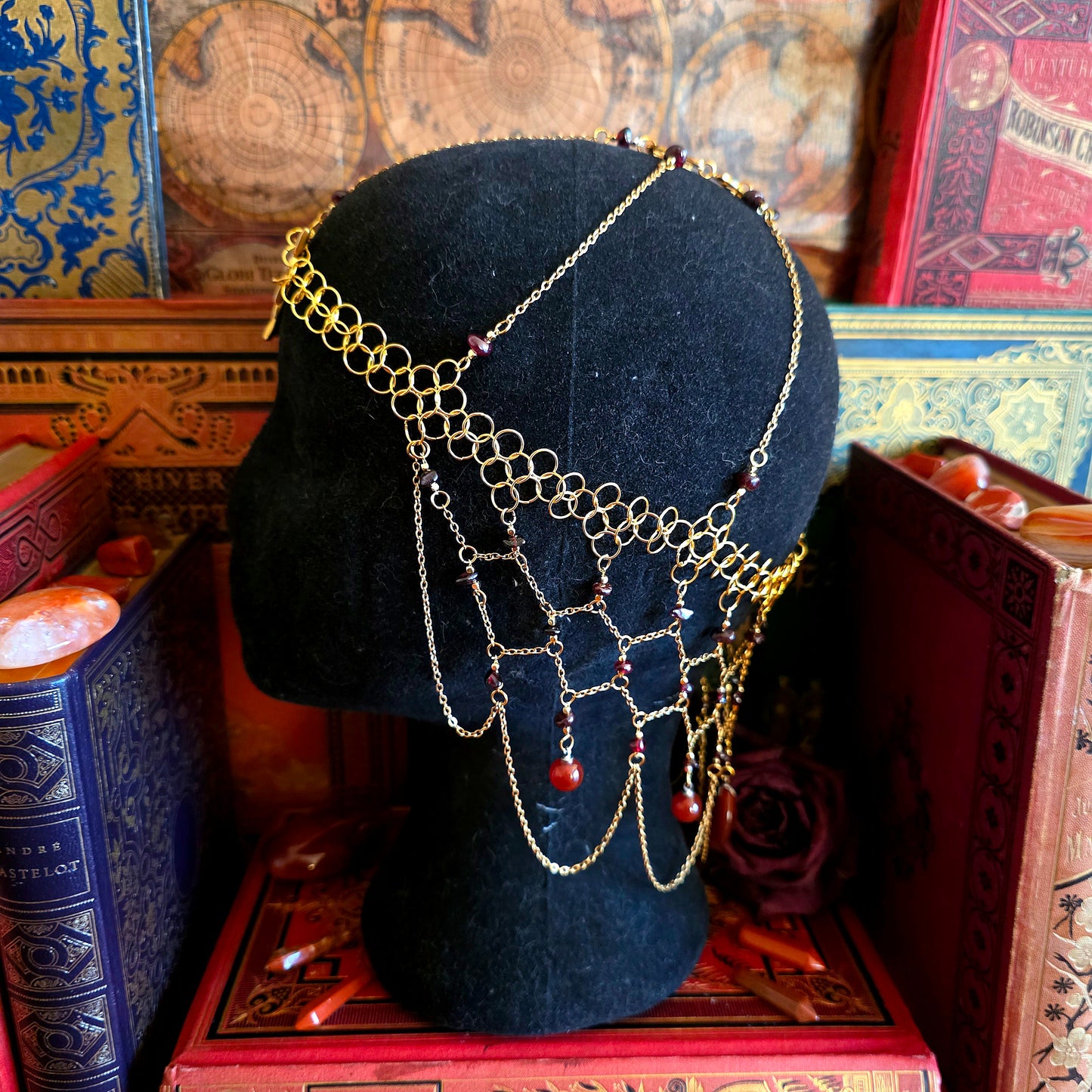 Aliénor - Tiare univers médiéval fantasy dorée acier inoxydable métal cotte de maille noeud celtique - pierres de grenat et cornaline - Les Rouages du Temps