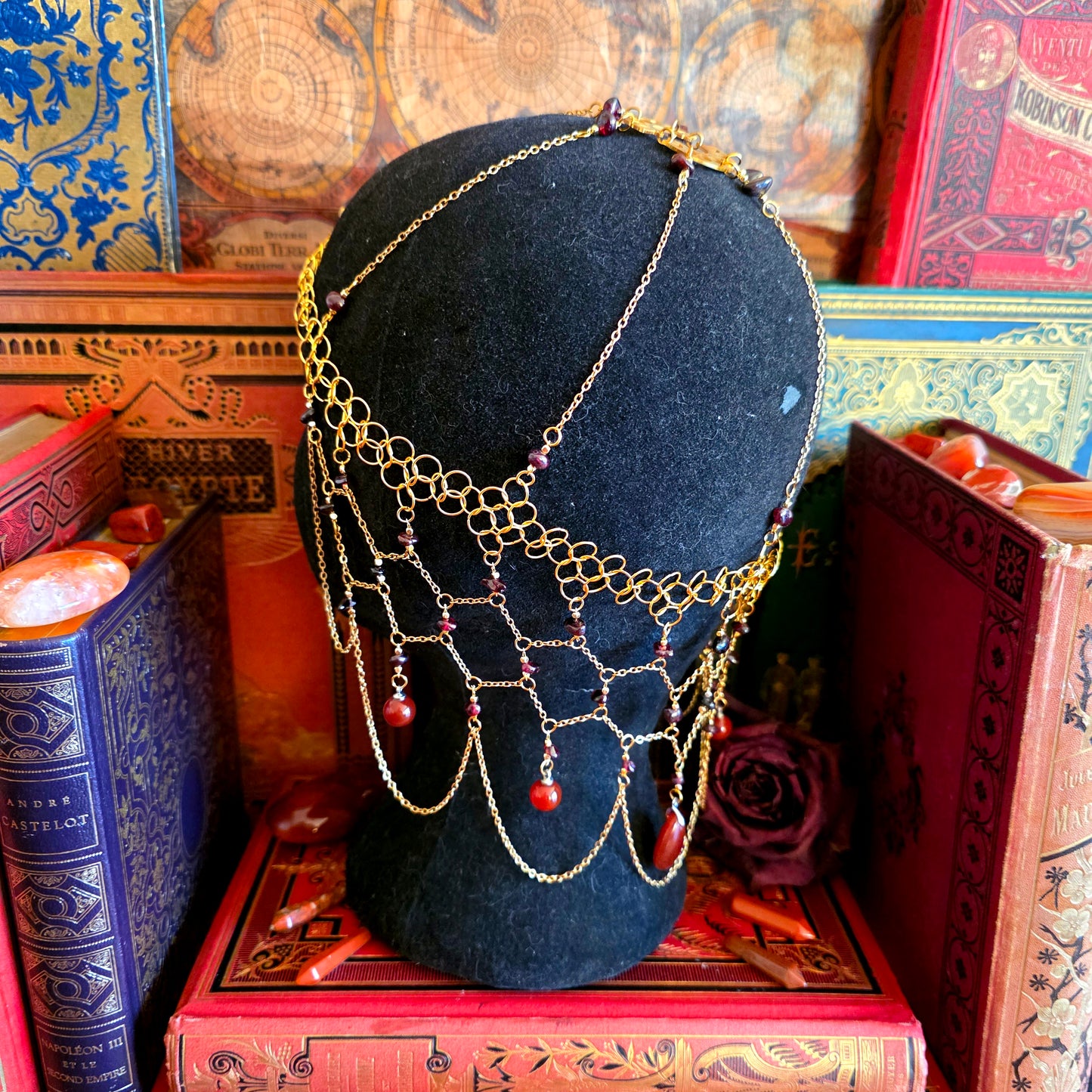 Aliénor - Tiare univers médiéval fantasy dorée acier inoxydable métal cotte de maille noeud celtique - pierres de grenat et cornaline - Les Rouages du Temps