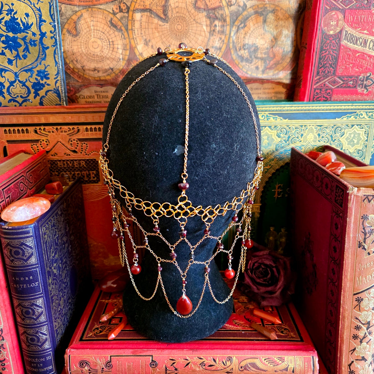 Aliénor - Tiare univers médiéval fantasy dorée acier inoxydable métal cotte de maille noeud celtique - pierres de grenat et cornaline - Les Rouages du Temps