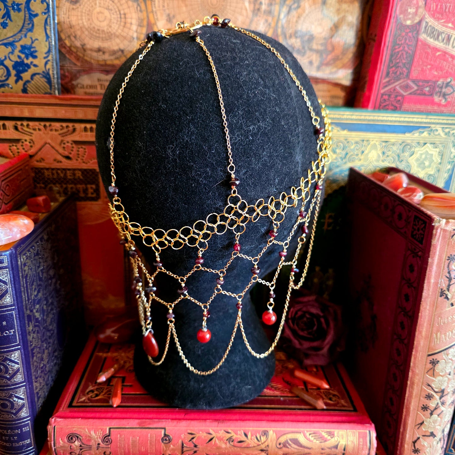 Aliénor - Tiare univers médiéval fantasy dorée acier inoxydable métal cotte de maille noeud celtique - pierres de grenat et cornaline - Les Rouages du Temps