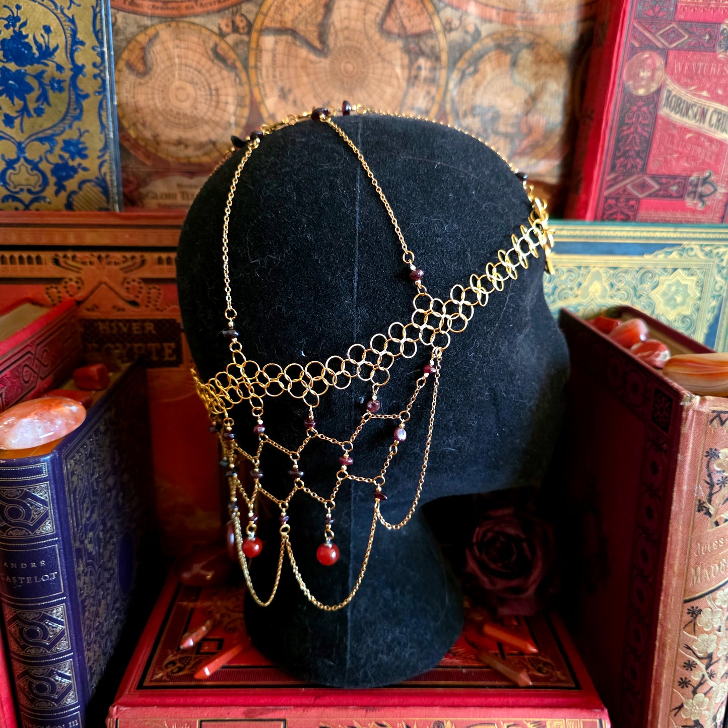 Aliénor - Tiare univers médiéval fantasy dorée acier inoxydable métal cotte de maille noeud celtique - pierres de grenat et cornaline - Les Rouages du Temps