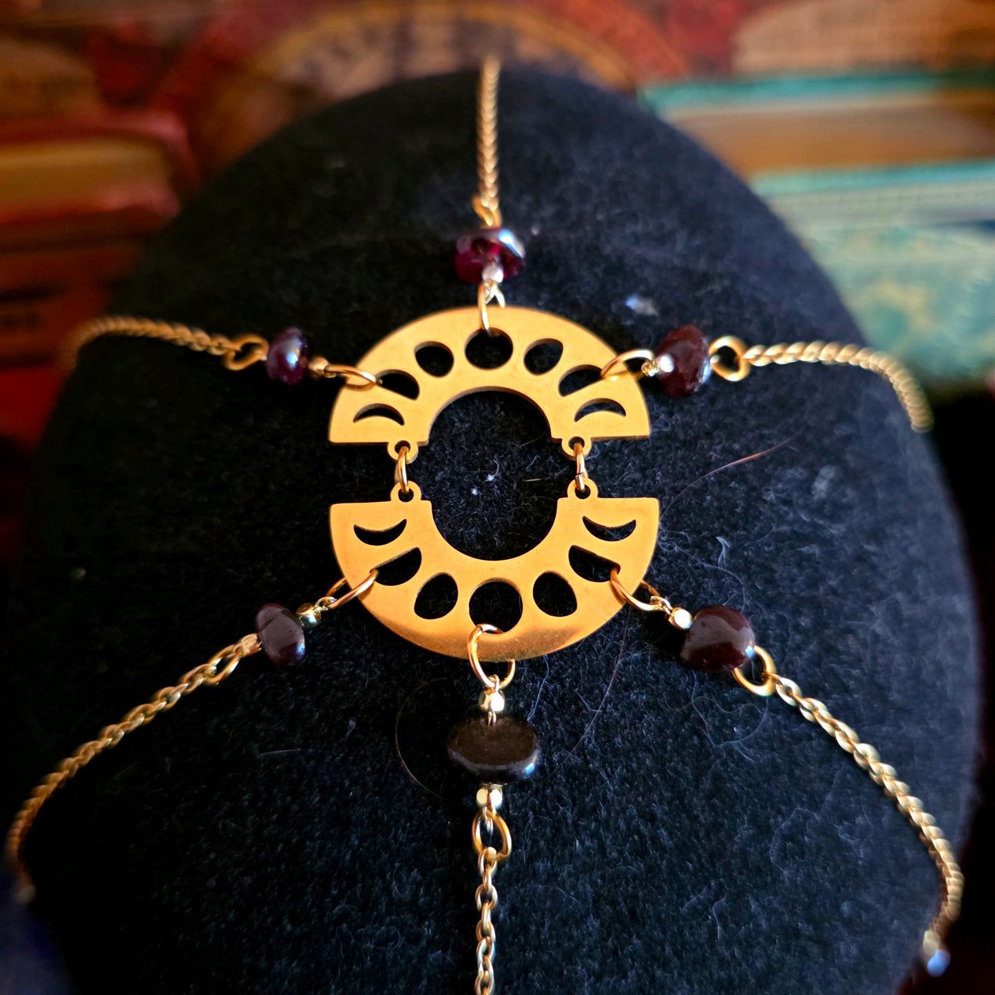 Aliénor - Tiare univers médiéval fantasy dorée acier inoxydable métal cotte de maille noeud celtique - pierres de grenat et cornaline - Les Rouages du Temps