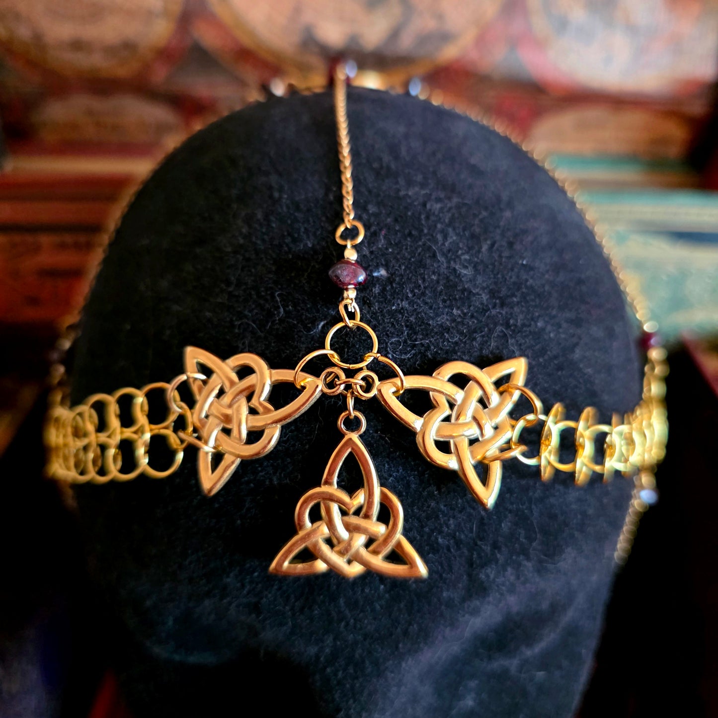 Aliénor - Tiare univers médiéval fantasy dorée acier inoxydable métal cotte de maille noeud celtique - pierres de grenat et cornaline - Les Rouages du Temps