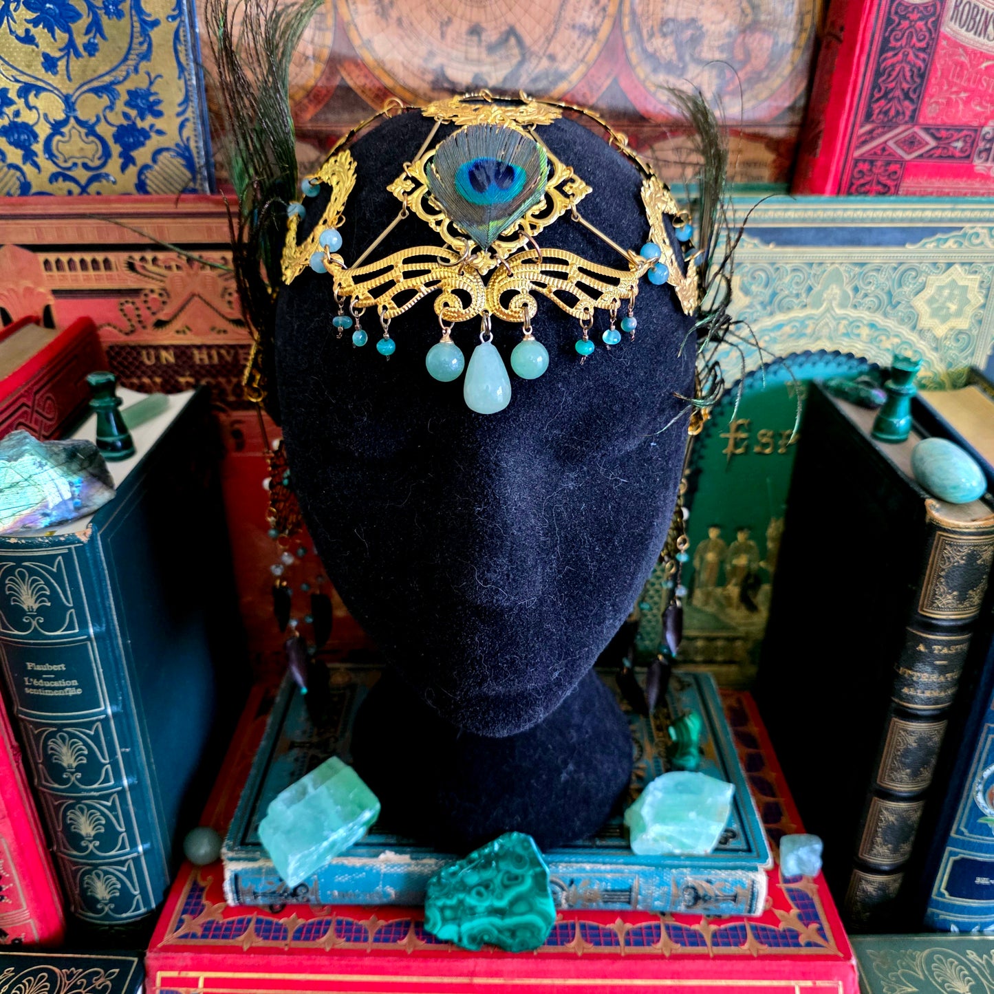 Mucha - Tiare Art Nouveau dorée perles pierres aventurine, plumes de paon et élytres de scarabée sternocera - Les Rouages du Temps