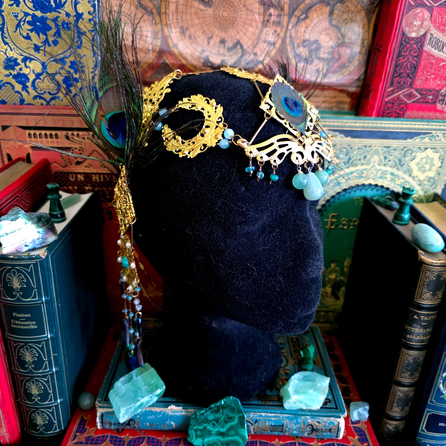 Mucha - Tiare Art Nouveau dorée perles pierres aventurine, plumes de paon et élytres de scarabée sternocera - Les Rouages du Temps