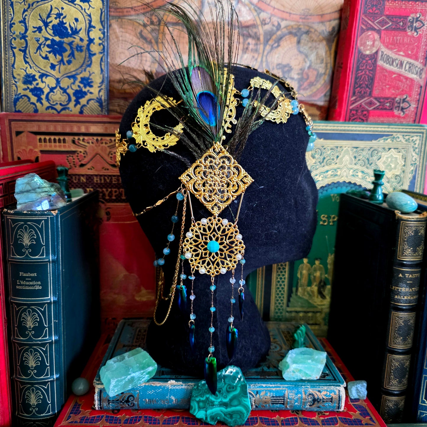 Mucha - Tiare Art Nouveau dorée perles pierres aventurine, plumes de paon et élytres de scarabée sternocera - Les Rouages du Temps