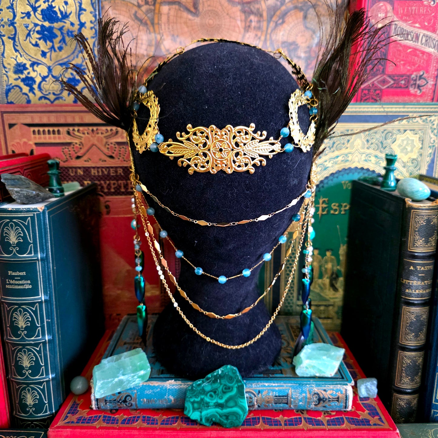 Mucha - Tiare Art Nouveau dorée perles pierres aventurine, plumes de paon et élytres de scarabée sternocera - Les Rouages du Temps