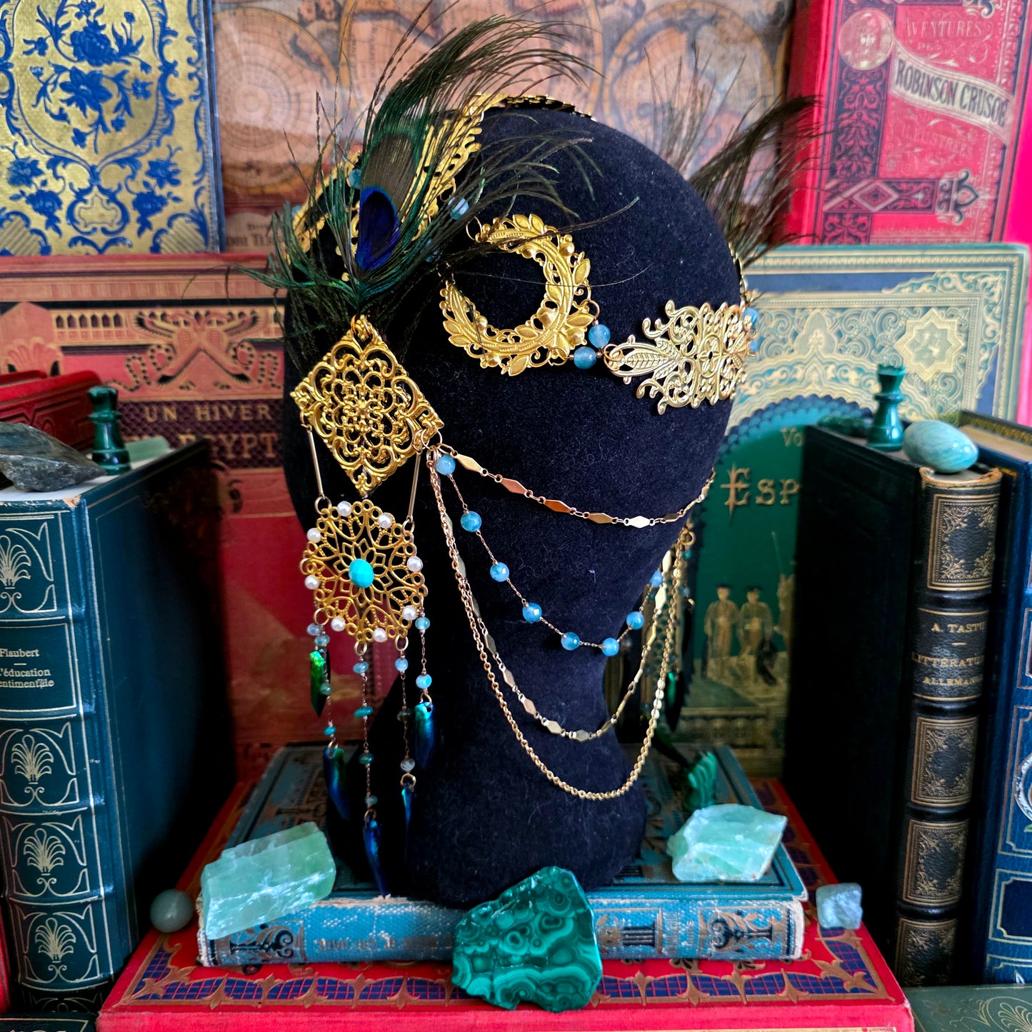 Mucha - Tiare Art Nouveau dorée perles pierres aventurine, plumes de paon et élytres de scarabée sternocera - Les Rouages du Temps