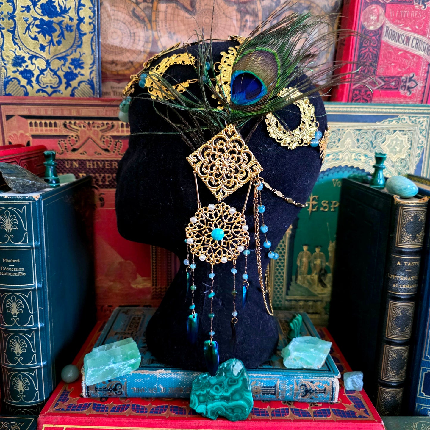 Mucha - Tiare Art Nouveau dorée perles pierres aventurine, plumes de paon et élytres de scarabée sternocera - Les Rouages du Temps