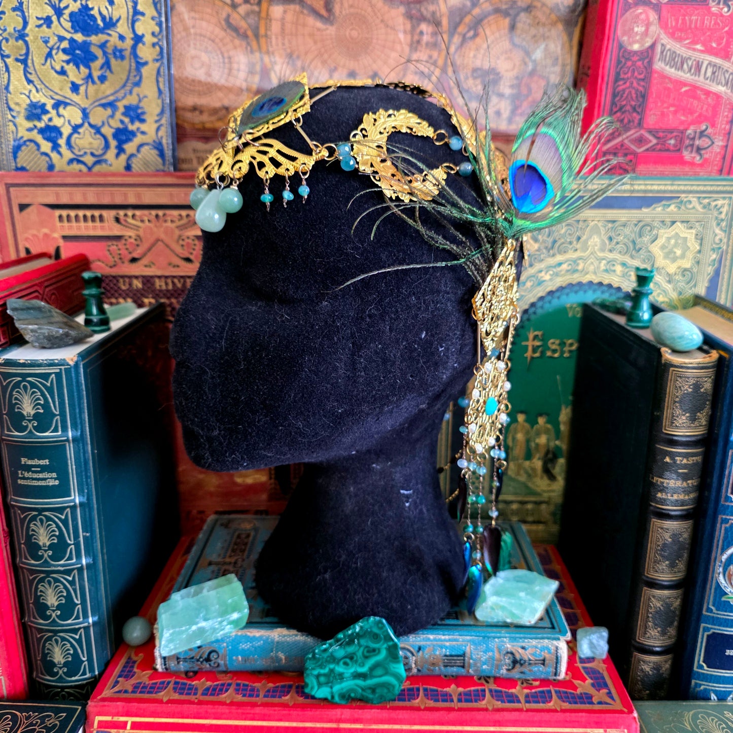 Mucha - Tiare Art Nouveau dorée perles pierres aventurine, plumes de paon et élytres de scarabée sternocera - Les Rouages du Temps