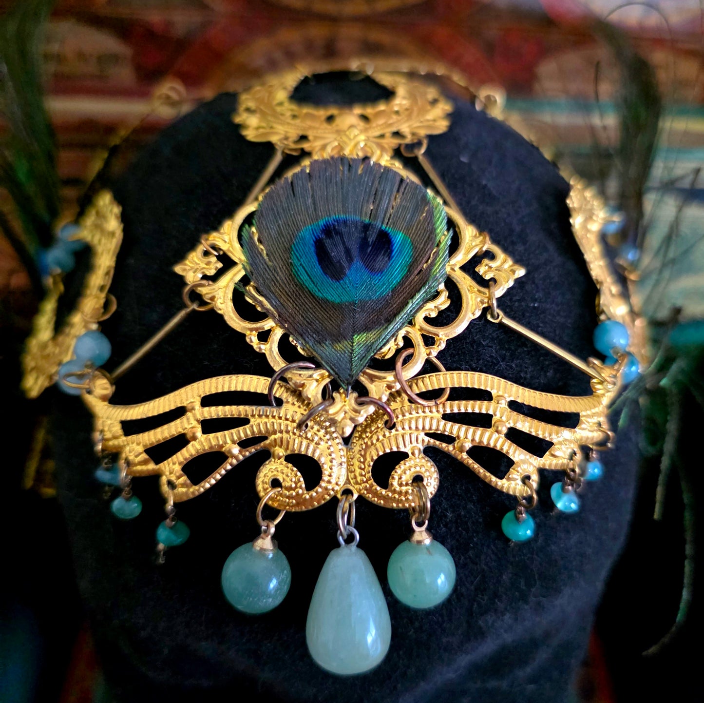 Mucha - Tiare Art Nouveau dorée perles pierres aventurine, plumes de paon et élytres de scarabée sternocera - Les Rouages du Temps