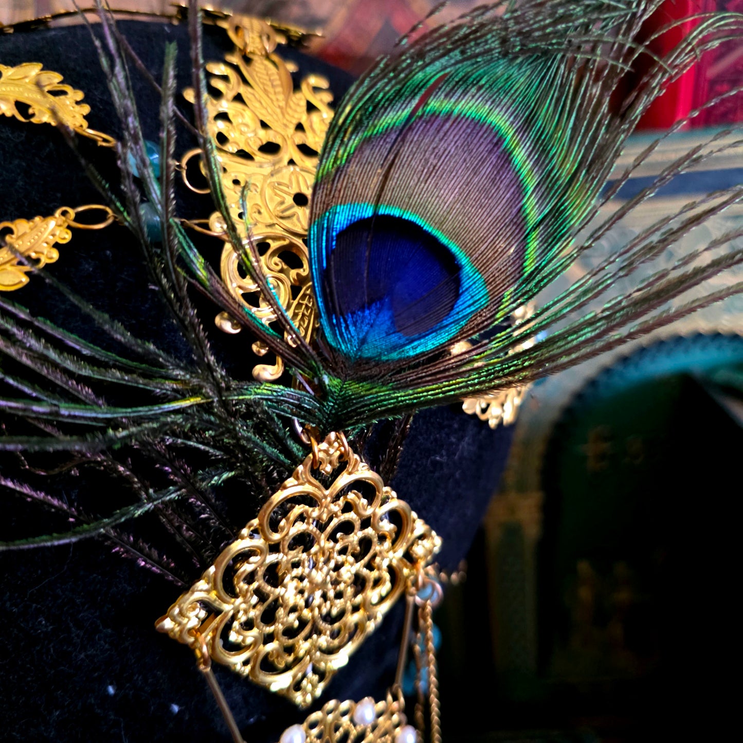 Mucha - Tiare Art Nouveau dorée perles pierres aventurine, plumes de paon et élytres de scarabée sternocera - Les Rouages du Temps