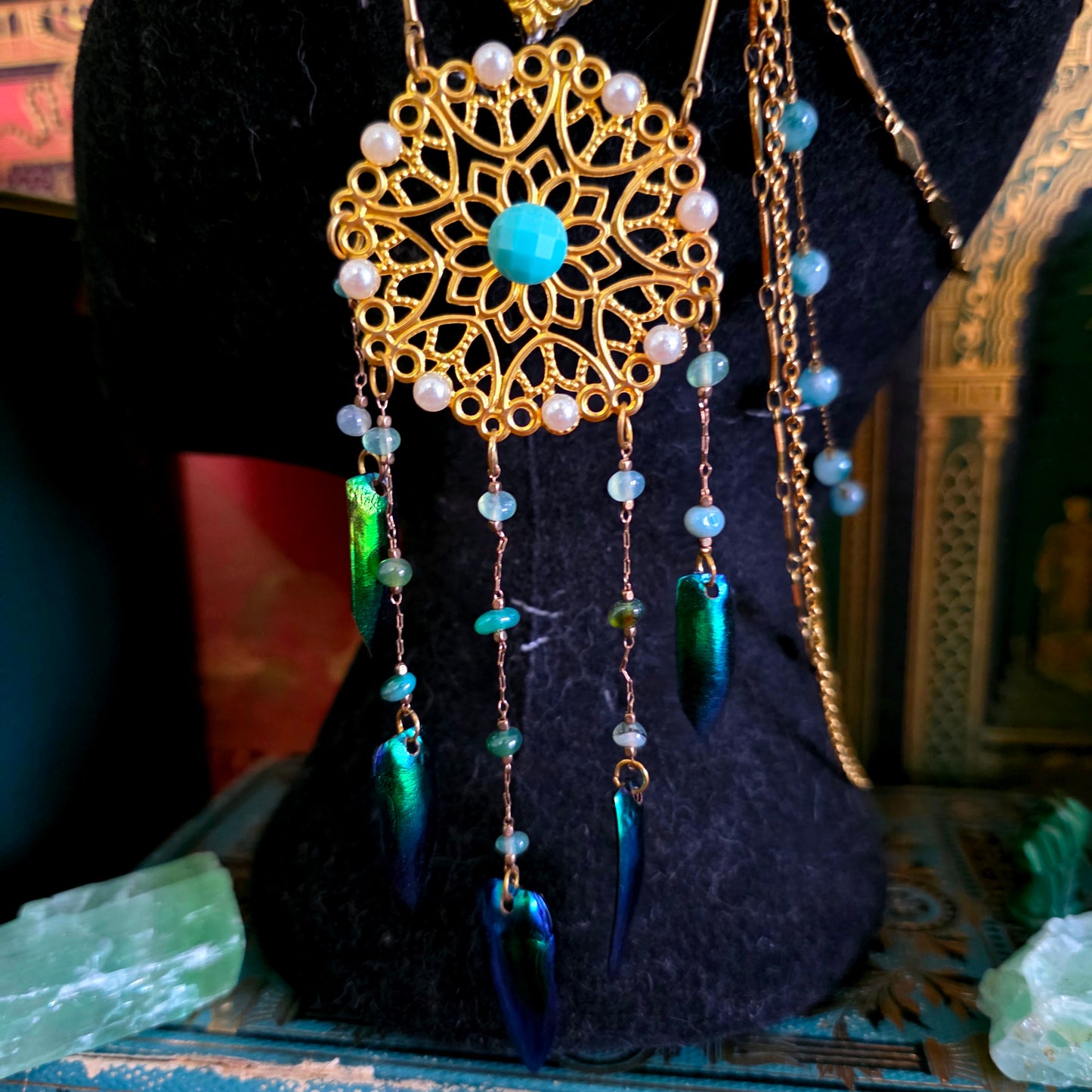 Mucha - Tiare Art Nouveau dorée perles pierres aventurine, plumes de paon et élytres de scarabée sternocera - Les Rouages du Temps