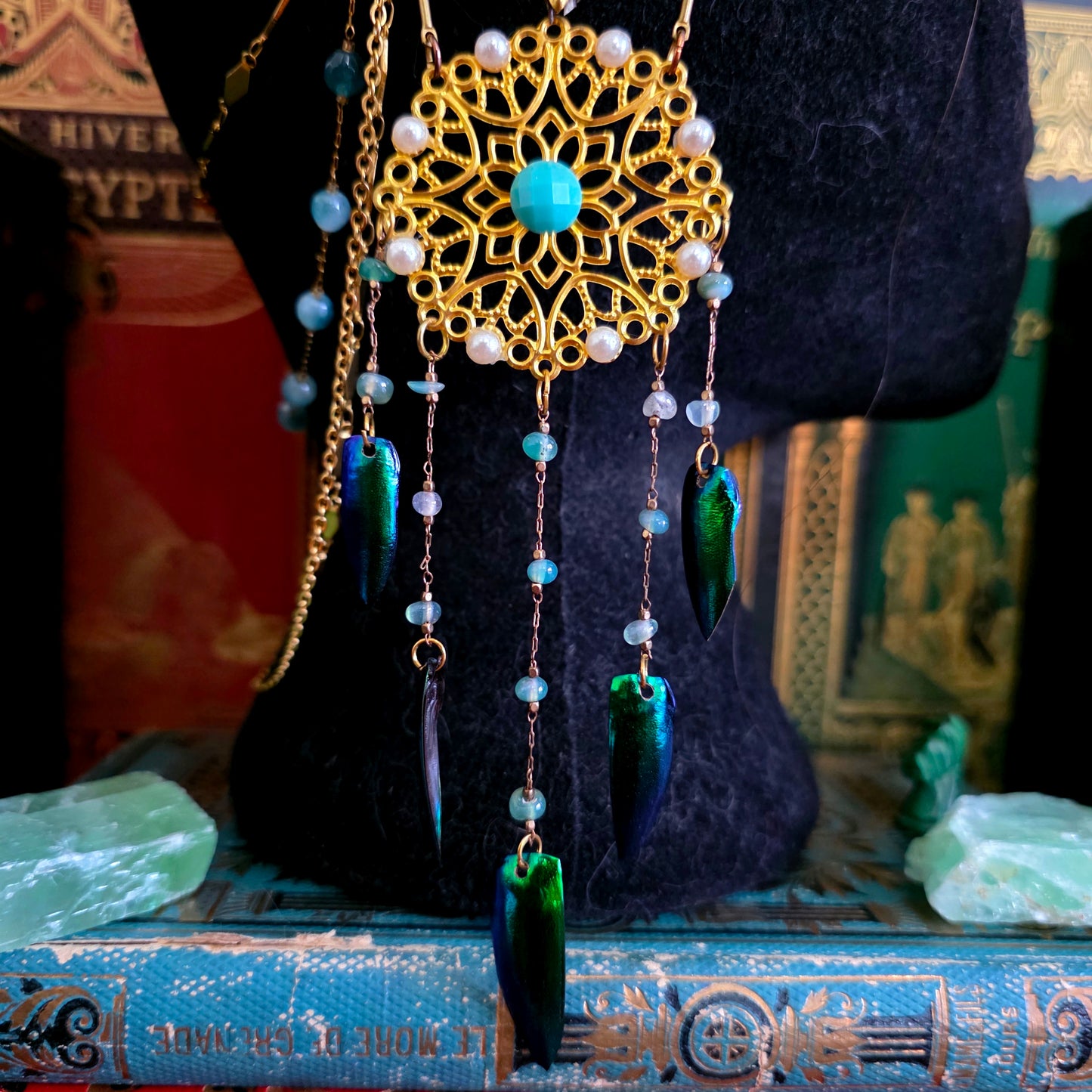 Mucha - Tiare Art Nouveau dorée perles pierres aventurine, plumes de paon et élytres de scarabée sternocera - Les Rouages du Temps