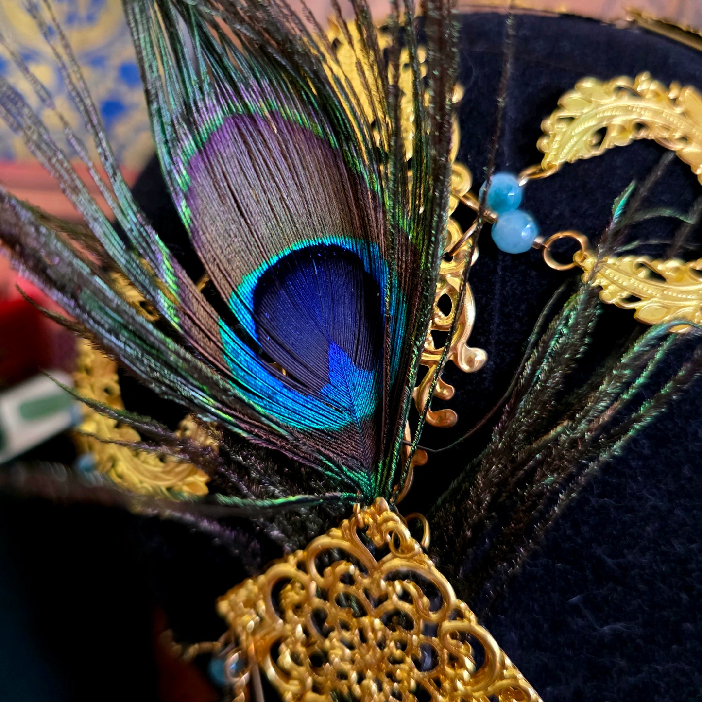 Mucha - Tiare Art Nouveau dorée perles pierres aventurine, plumes de paon et élytres de scarabée sternocera - Les Rouages du Temps